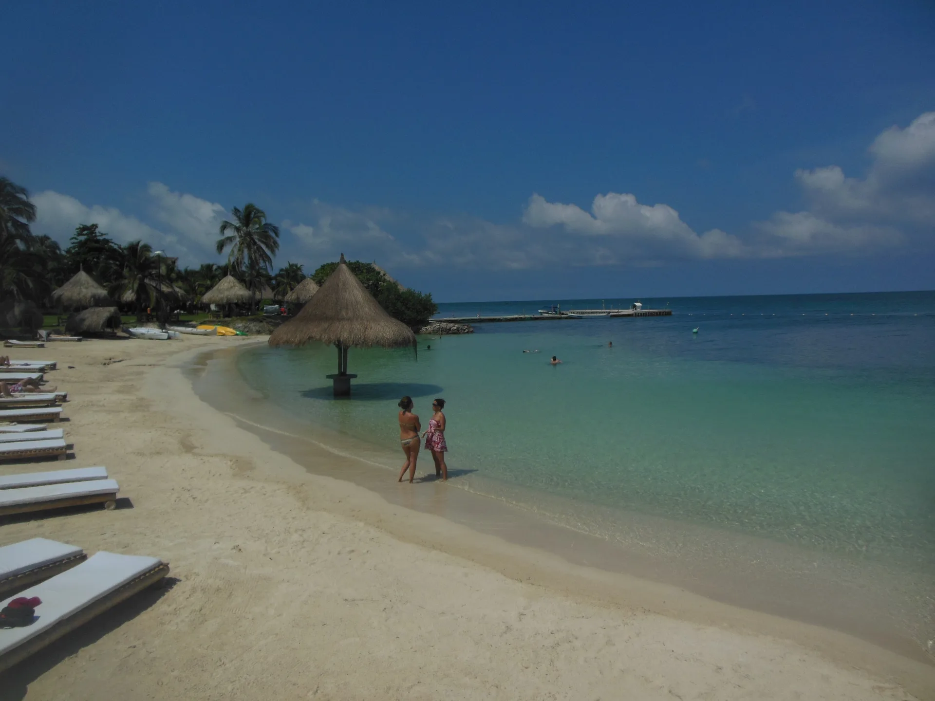 Turquoise water and white sand at Isla Mucura in the San Bernardo Islands