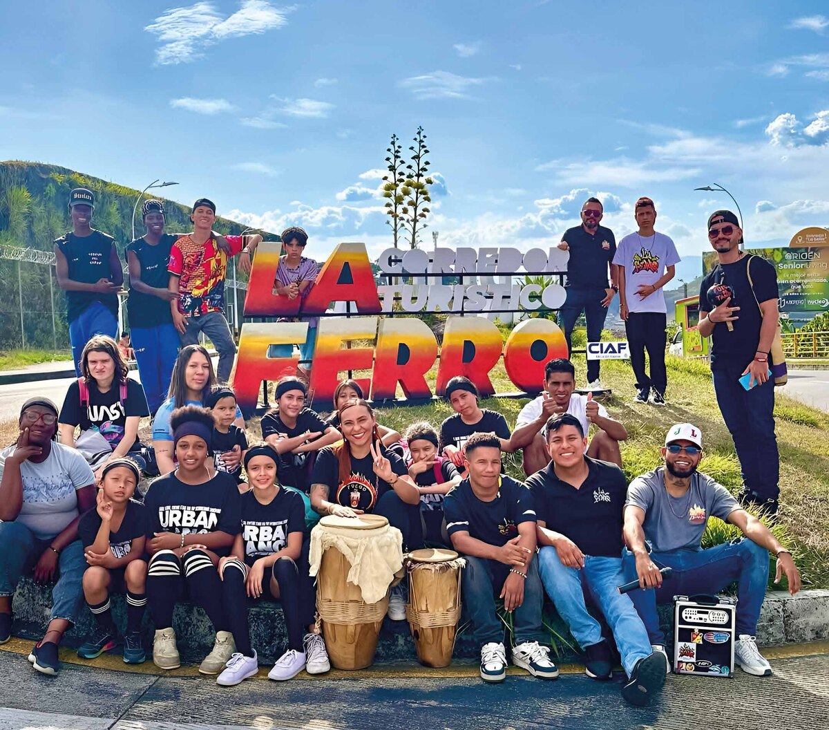 The "LA FERRO CORREDOR TURÍSTICO" sign at the entrance to the corridor, with members of the Transformadores collective. Photo: Colectivo Transformadores On Going.