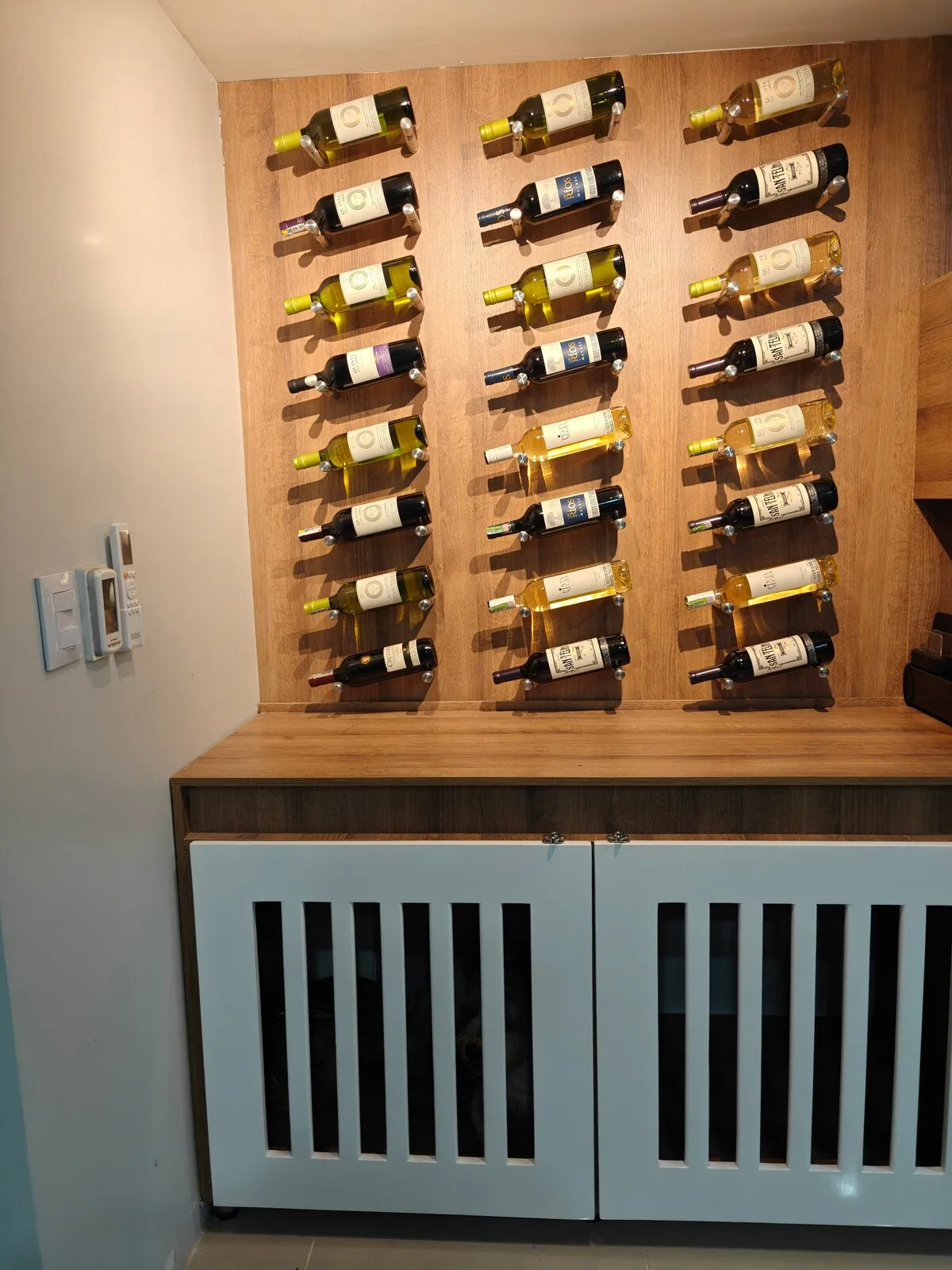 Built-in wine wall feature